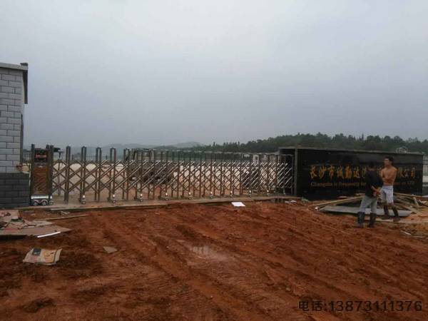 诚勤达渣土运输伸缩门